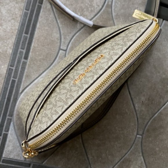 Michael Kors Jet Set Travel Medium Dome Crossbody Bag Pale Gold - Picture 4 of 15